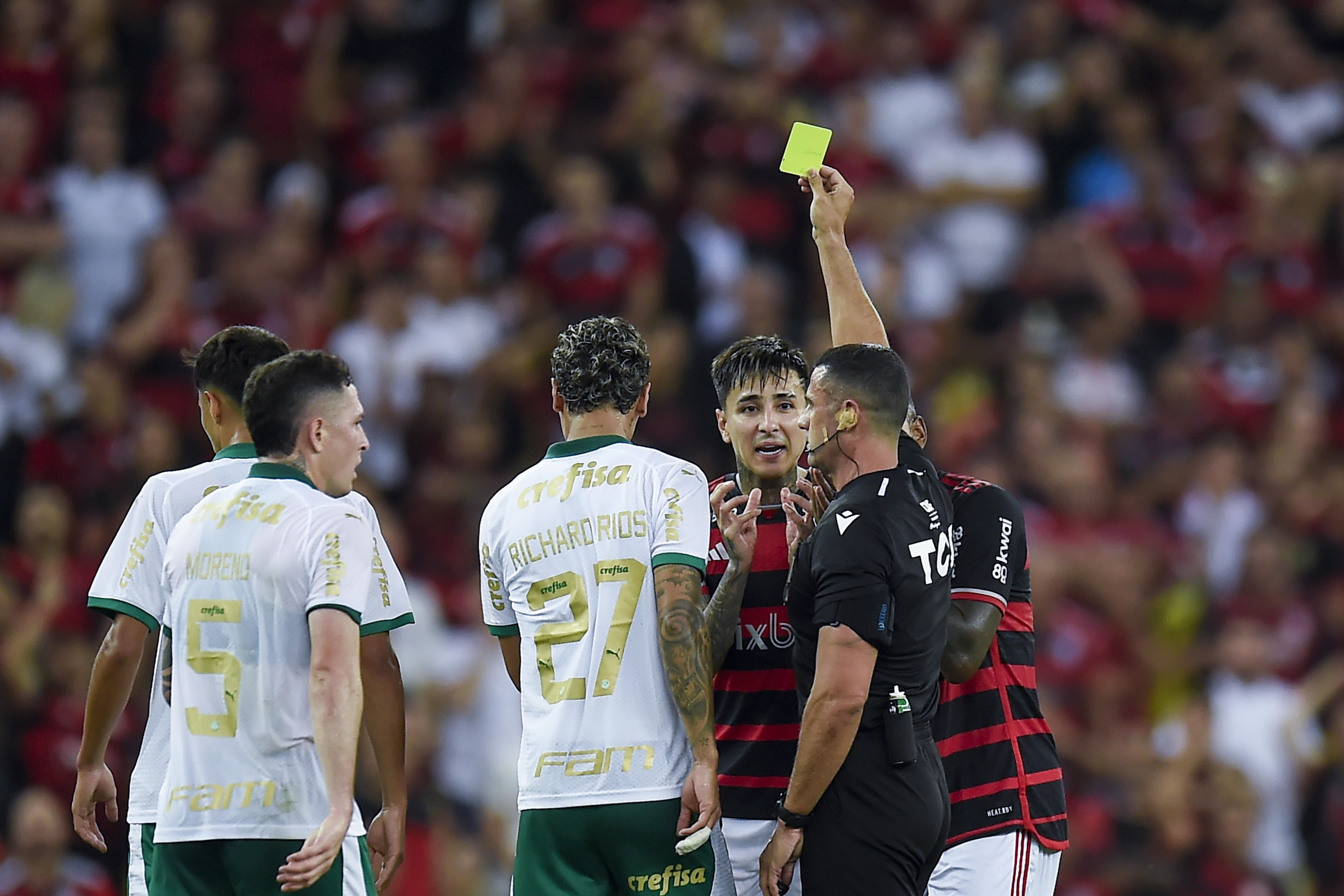 Flamengo x Palmeiras: veja como ficou o tornozelo de Pulgar após entrada de Veiga