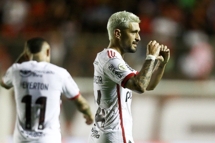Flamengo marca no fim, vence o Vitória e se aproxima da liderança do Brasileiro