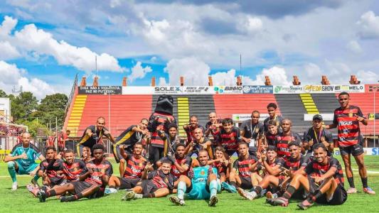 Jogadores do Flamengo-SP posam para foto após vitória sobre o Rio Branco-ES
