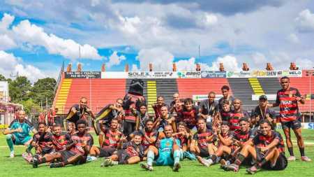 Jogadores do Flamengo-SP posam para foto após vitória sobre o Rio Branco-ES