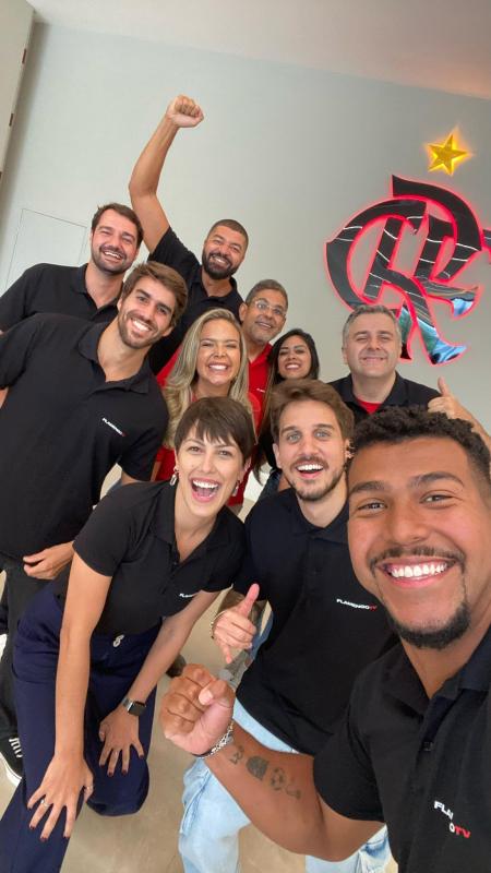 Olivinha, ao fundo com o braço levantado, e a equipe da FlamengoTV