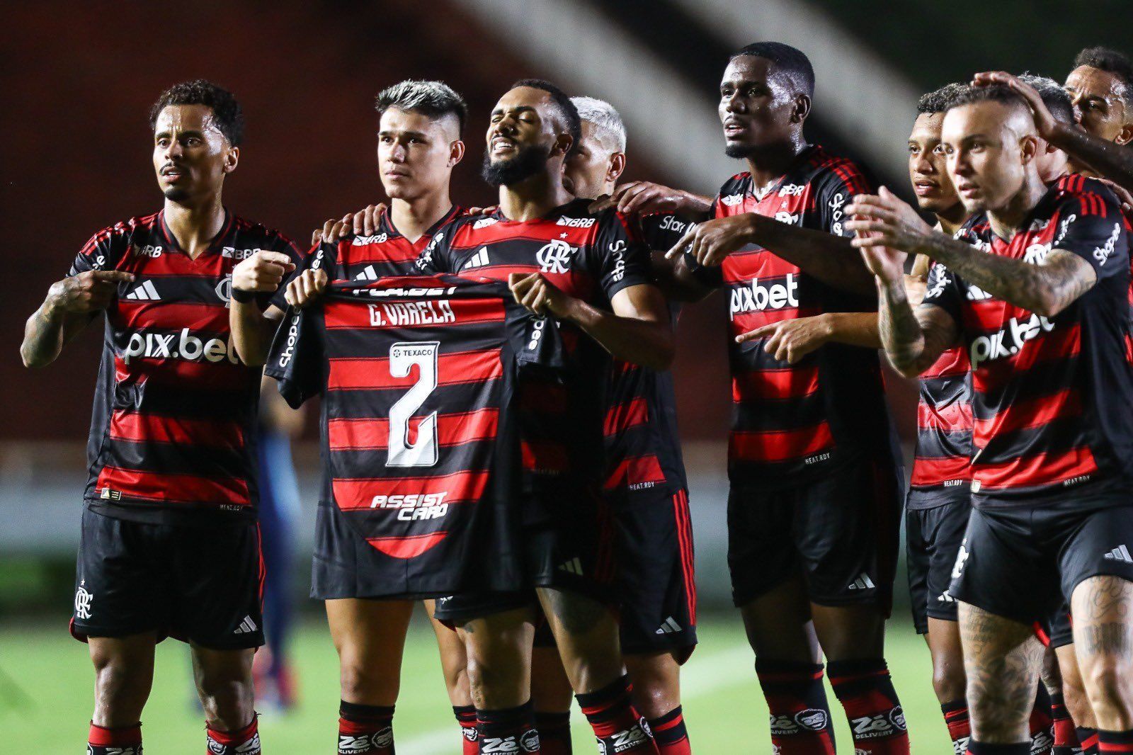 Flamengo atropela Portuguesa com reservas e assume liderança do Carioca