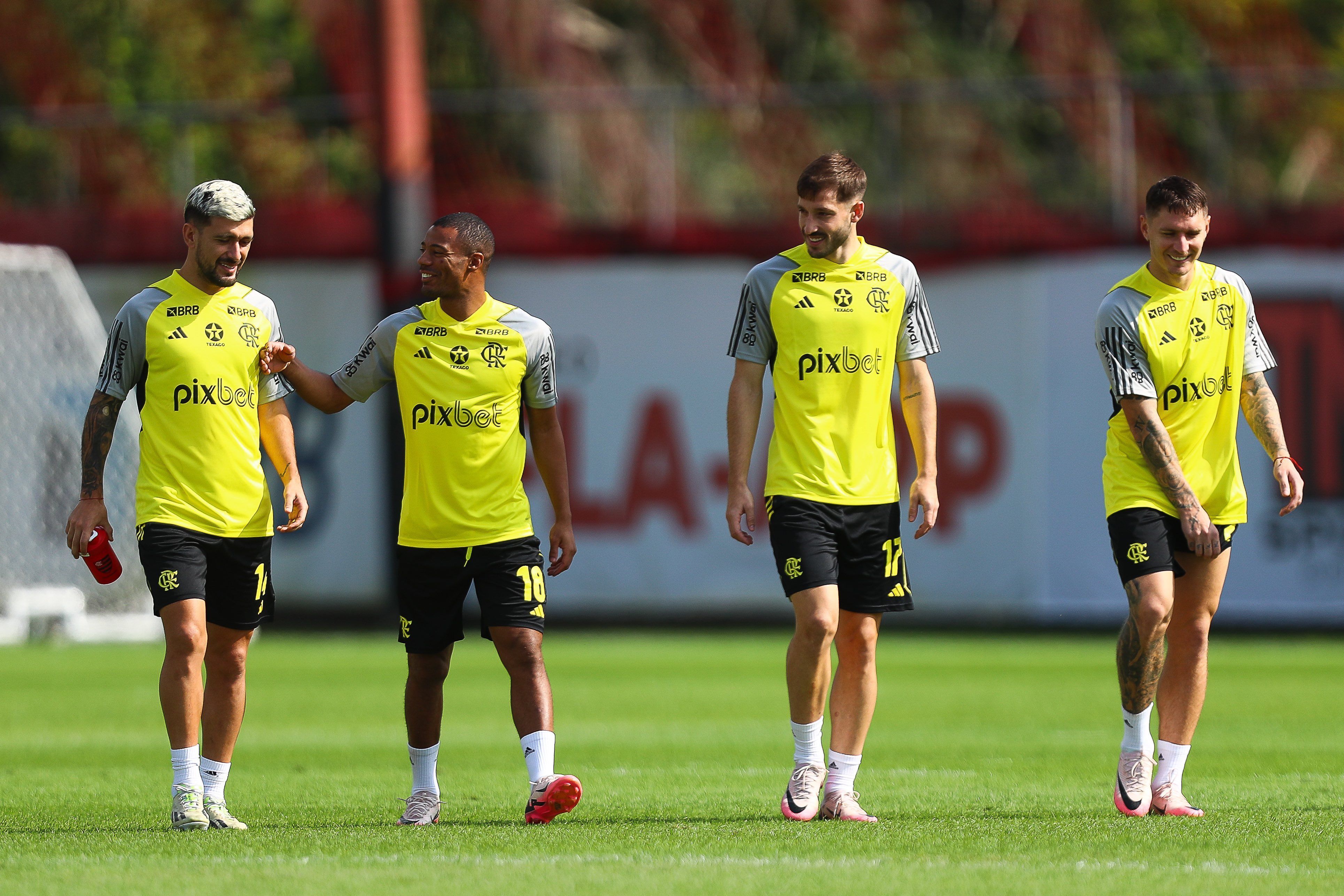 Com uruguaios de volta, Flamengo enfrenta o Criciúma pelo Brasileirão