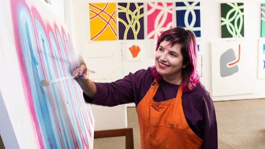 Flávia Coelho estreia a sua primeira exposição com 'Primavera', que traz pinturas, fotografias, colagens e vídeos