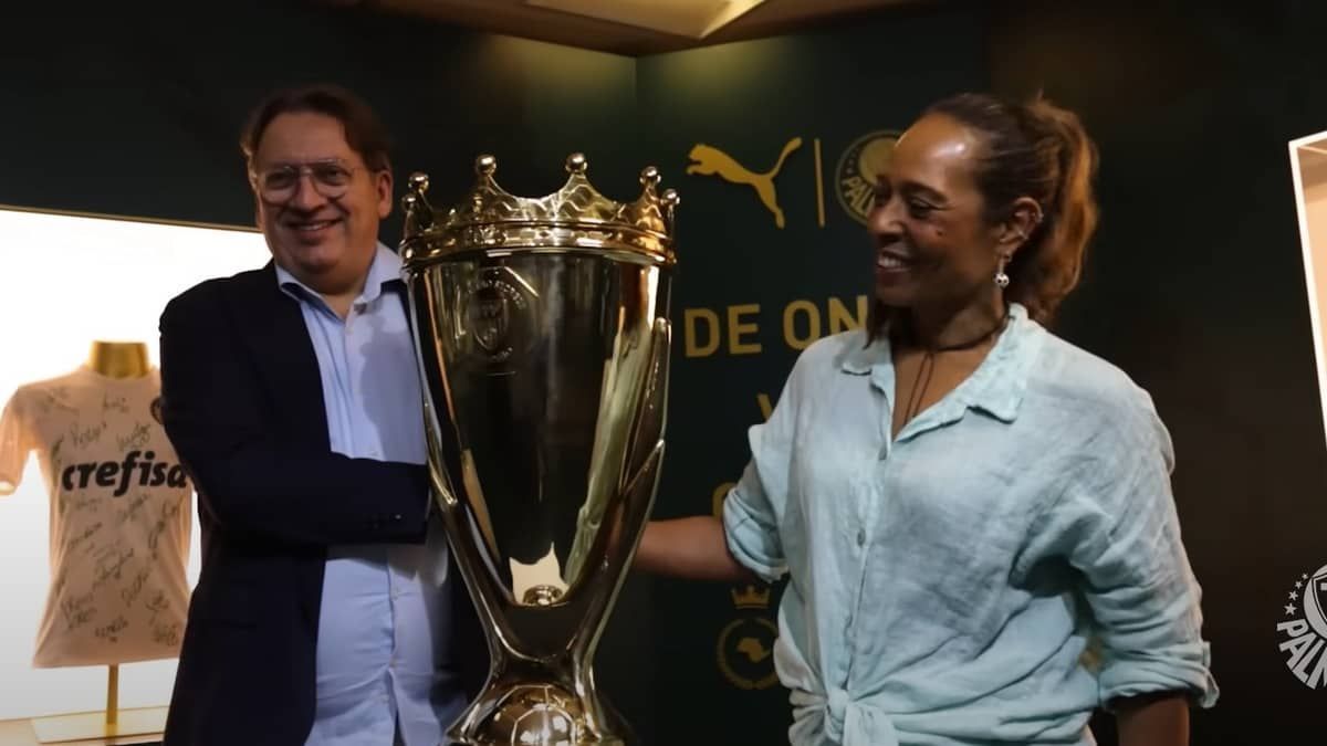 Palmeiras convida filha de Pelé para expor taça alusiva ao Rei na sala de troféus