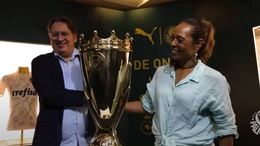 Flávia Cristina carregou troféu até o espaço reservado para ela na galeria das conquistas palmeirenses