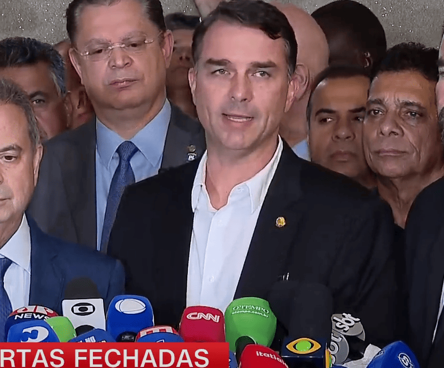 'Tornozeleira foi o de menos', diz Flávio sobre prisão de Bolsonaro