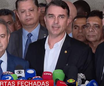 Flávio Bolsonaro em coletiva do PL