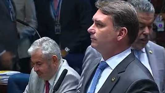 Flávio Bolsonaro afirmou que reunião entre ex-presidente e Marcos do Val não configura crime