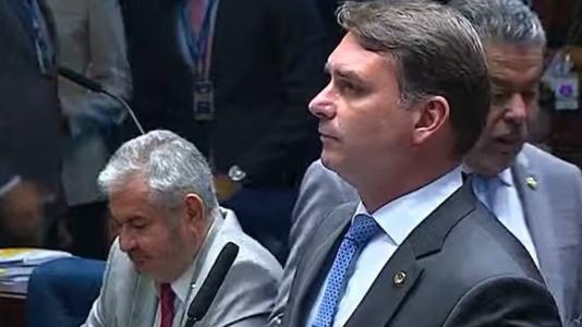 Flávio Bolsonaro afirmou que reunião entre ex-presidente e Marcos do Val não configura crime