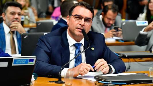 Flávio Bolsonaro aproveitou seu tempo no microfone da CPMI do 8 de janeiro, nesta terça-feira (8), para 'conversar' com Torres