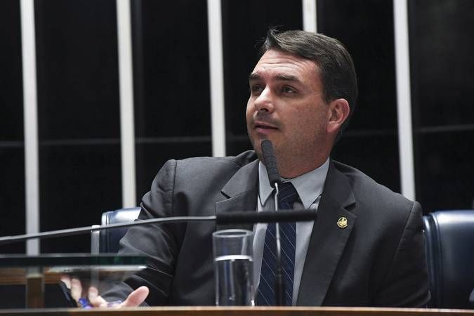 Projeto que extingue saída temporária está parado em comissão; relator é Flávio Bolsonaro