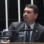 Projeto que extingue saída temporária está parado em comissão; relator é Flávio Bolsonaro