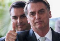 Em visita a Bolsonaro, Flávio diz que o pai recebeu decisão da Dosimetria com 'satisfação'