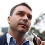 Flávio garante que Jair Bolsonaro ainda não quer voltar ao Brasil e pode ser candidato em 2026