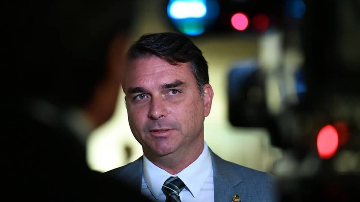 Flávio Bolsonaro tem novo marqueteiro em meio à crise do caso Banco Master