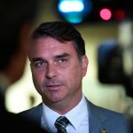Flávio Bolsonaro critica ação contra o pai no TSE durante sabatina de Zanin no Senado