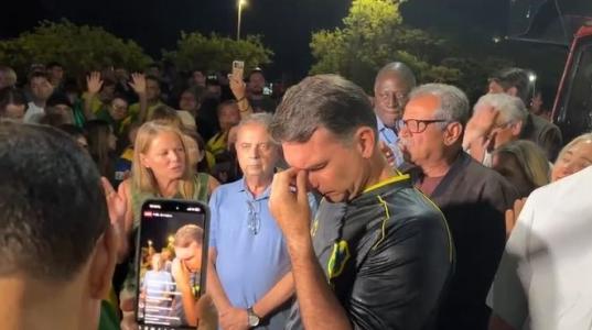 Flávio Bolsonaro durante vigília