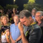 Em vigília, Flávio promete buscar anistia por Jair Bolsonaro no Congresso Nacional