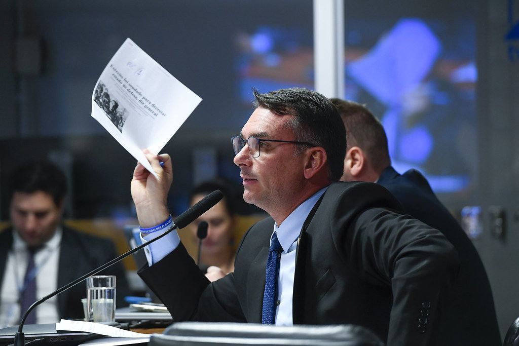 Flávio Bolsonaro critica fim da escala 6x1 e defende pagamento por hora trabalhada