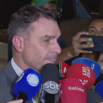 Bolsonaro chegou a parar de respirar durante crise de vômito, diz Flávio