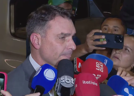 Flávio Bolsonaro no hospital DF Star, em Brasília