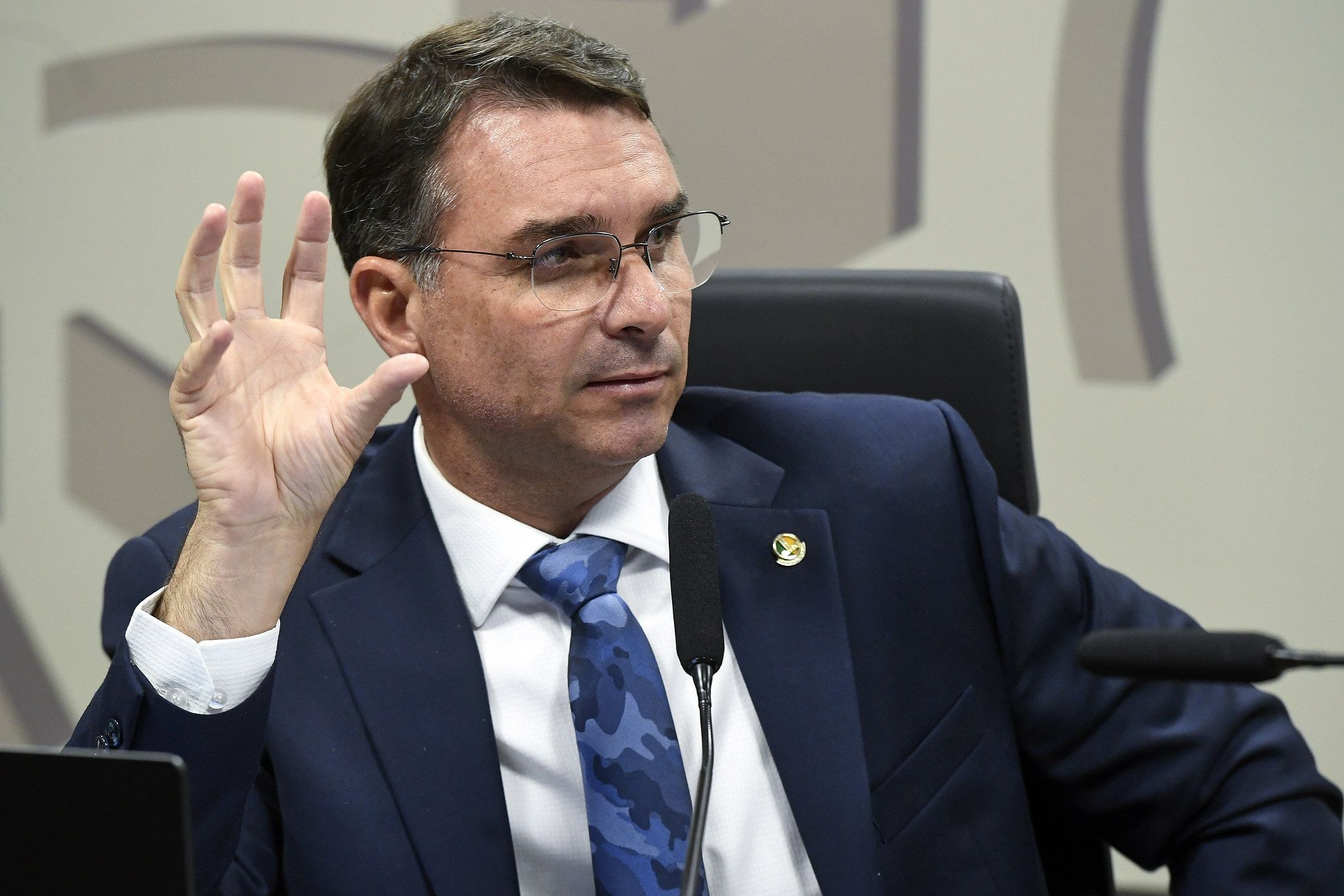 Flávio Bolsonaro diz que ‘preço’ para desistir de candidatura é ter o nome do pai nas urnas