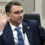 Flávio Bolsonaro diz que ‘preço’ para desistir de candidatura é ter o nome do pai nas urnas