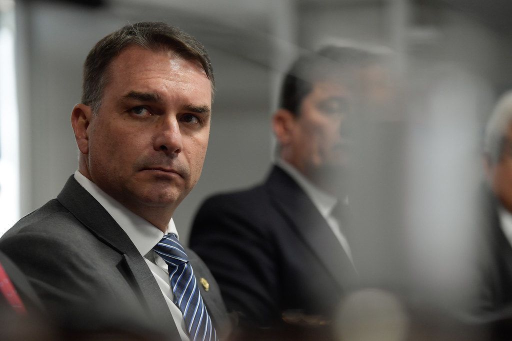 Flávio comemora rebaixamento de escola que homenageou Lula: 'é sempre uma ideia ruim'