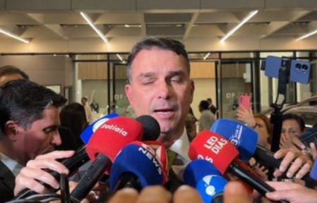 Flávio Bolsonaro no hospital DF Star, em Brasília