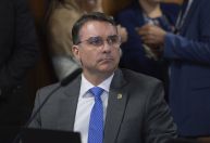 Flávio Bolsonaro reafirma que candidatura é irreversível e diz agora ser contra pena de morte