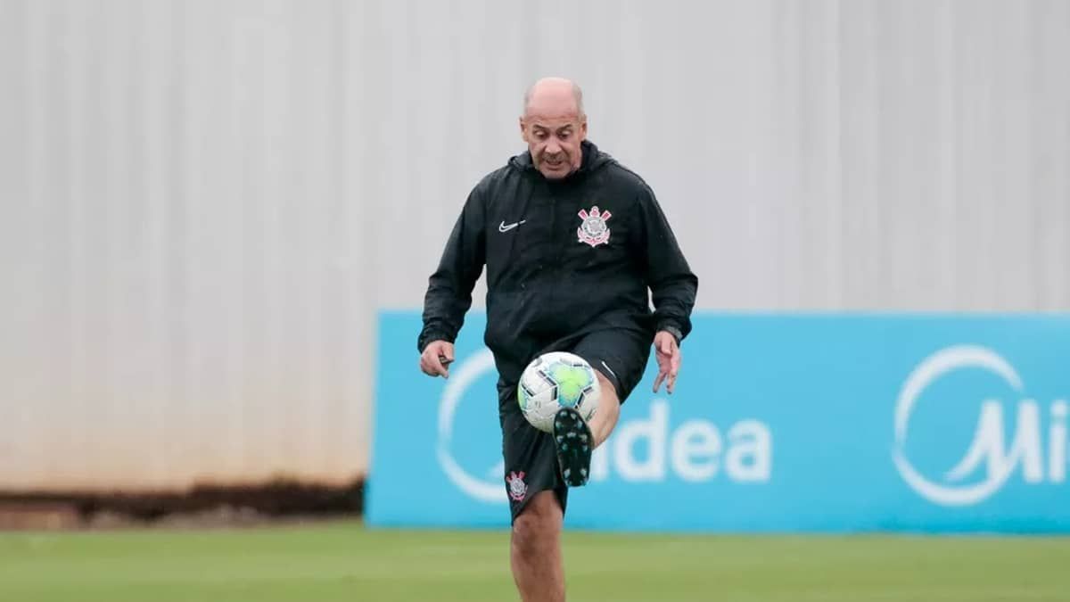 Corinthians anuncia saída do preparador físico Flávio de Oliveira