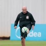 Corinthians anuncia saída do preparador físico Flávio de Oliveira