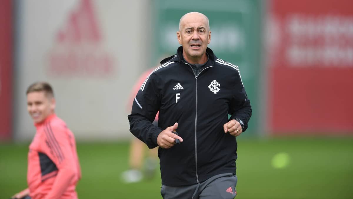 Inter anuncia retorno do preparador físico Flávio de Oliveira
