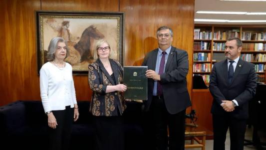 Ministras do STF, Cármen Lúcia e Rosa Weber, ministro Flávio Dino e o diretor-geral da PF Andrei Rodrigues participaram do ato