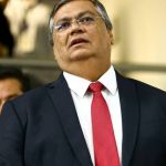 Dino posta mensagem enigmática e diz que ações sobre 8 de janeiro vão revelar gente 'escondida nas sombras'