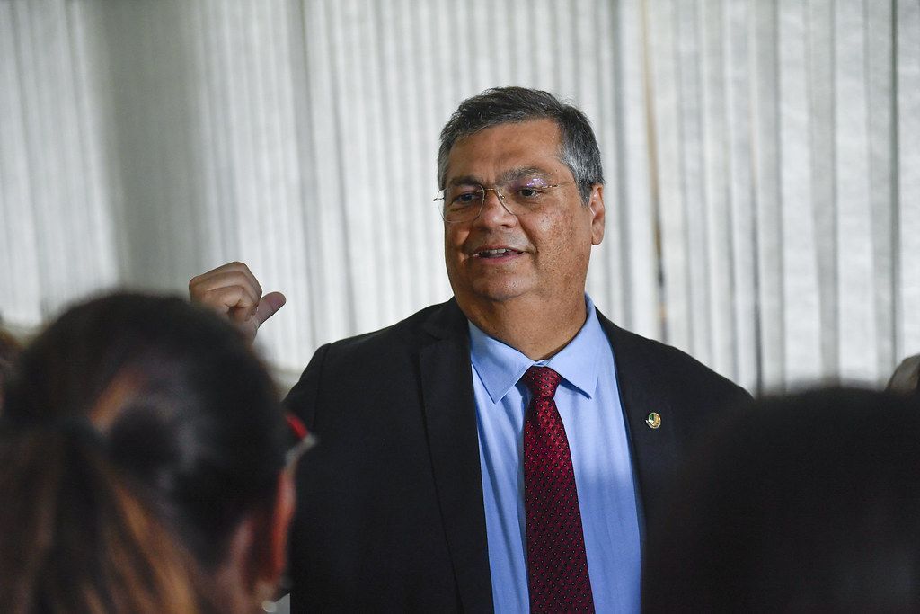 Dino troca festa de magistrados por missa após posse no STF