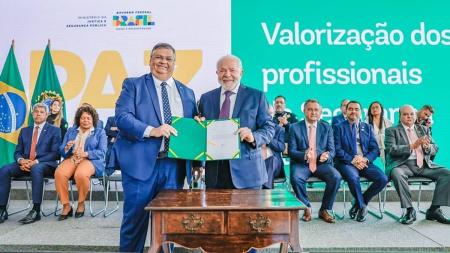 Flávio Dino e Lula participaram de cerimônia para anúncios na área da segurança pública