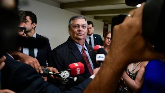 Flávio Dino esteve no Senado nesta quinta-feira para dialogar com senadores em troca de fotos