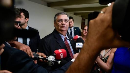 Flávio Dino esteve no Senado nesta quinta-feira para dialogar com senadores em troca de fotos