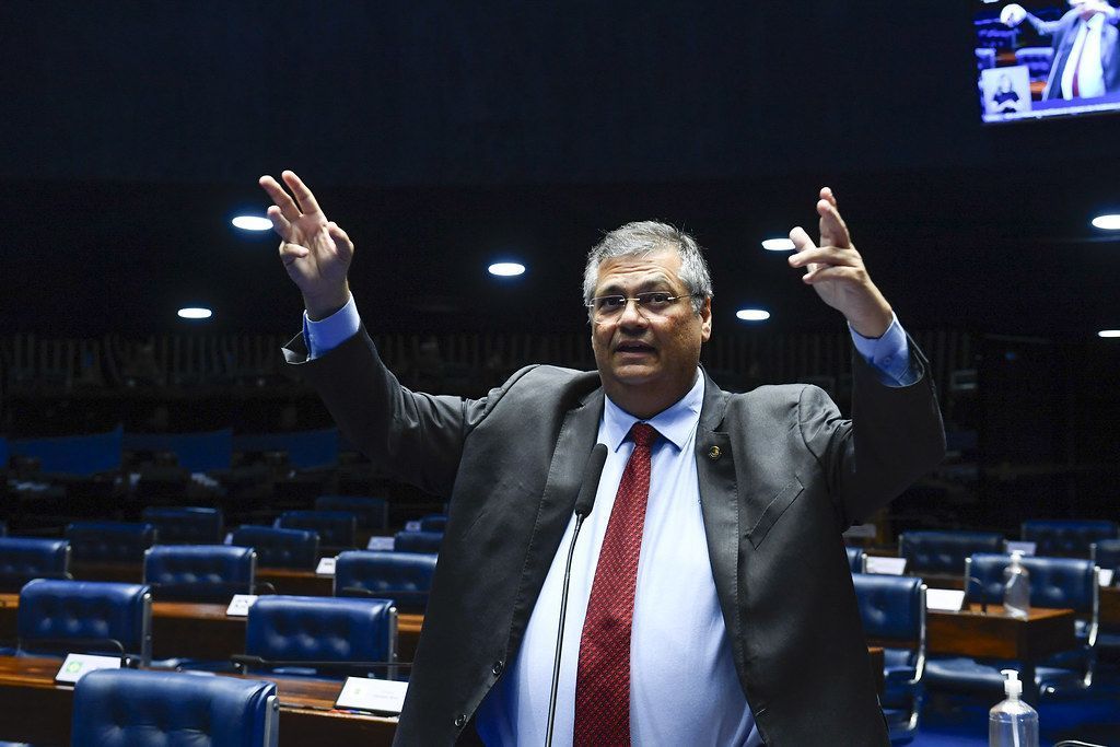 Dino consegue assinaturas para PEC que troca aposentadoria compulsória por demissão para condenados
