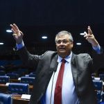 Dino consegue assinaturas para PEC que troca aposentadoria compulsória por demissão para condenados