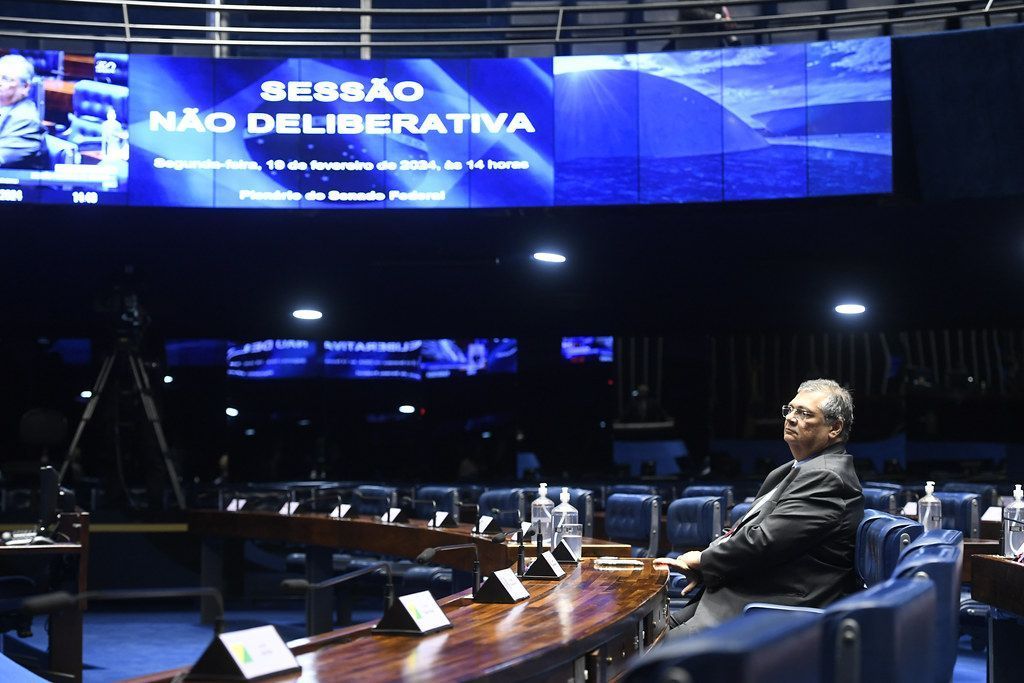 Dino pede desfiliação do PSB e promete discurso emotivo para último dia no Senado