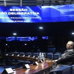 Dino pede desfiliação do PSB e promete discurso emotivo para último dia no Senado
