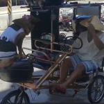 Motorista de tuk-tuk faz sucesso no Centro de BH; conheça história