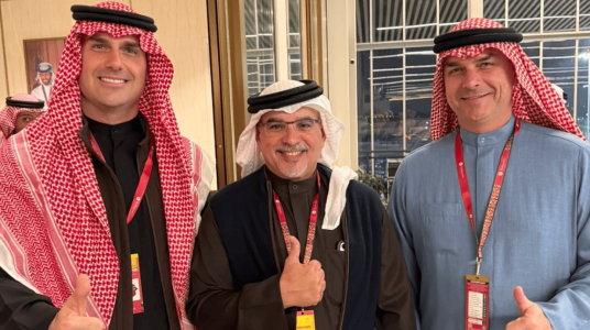 Flávio e Eduardo Bolsonaro em jantar no Palácio do príncipe Sheikh Khaled bin Hamad Al Khalifa