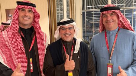 Flávio e Eduardo Bolsonaro em jantar no Palácio do príncipe Sheikh Khaled bin Hamad Al Khalifa