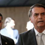 Em vídeo, Flávio abraça quadro com Bolsonaro e diz que o pai é 'preso político'