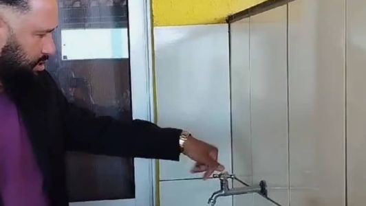 Flávio está tomando banho com água mineral