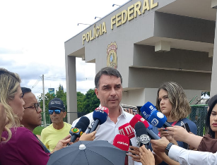 Flávio na PF após visitar Jair Bolsonaro